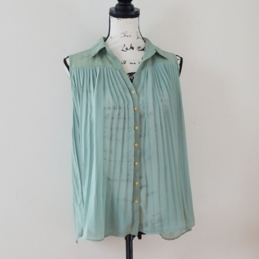Love Riche sleeveless pleaded button blouse